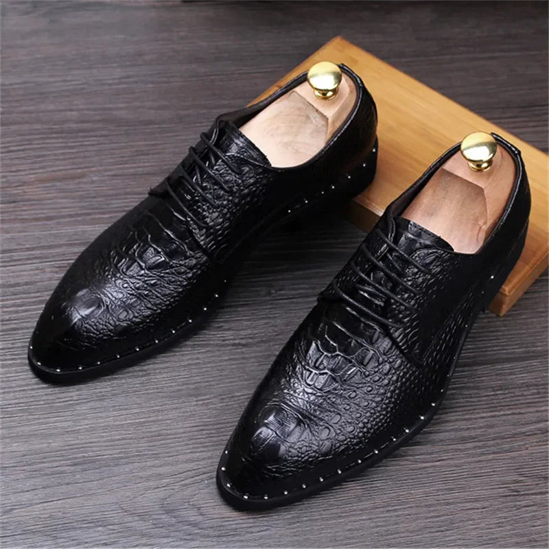 Scarpe eleganti da uomo in pelle con stampa alligatore, modello Oxford casual a punta, con lacci, ideali per ufficio e lavoro, collezione 2025.